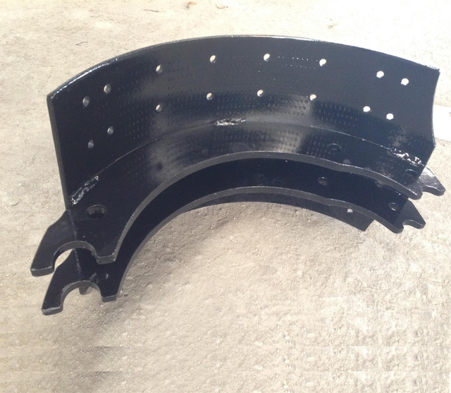 Plaquettes de frein Accessoires de frein adapt&eacute;s aux essieux de semi-remorques