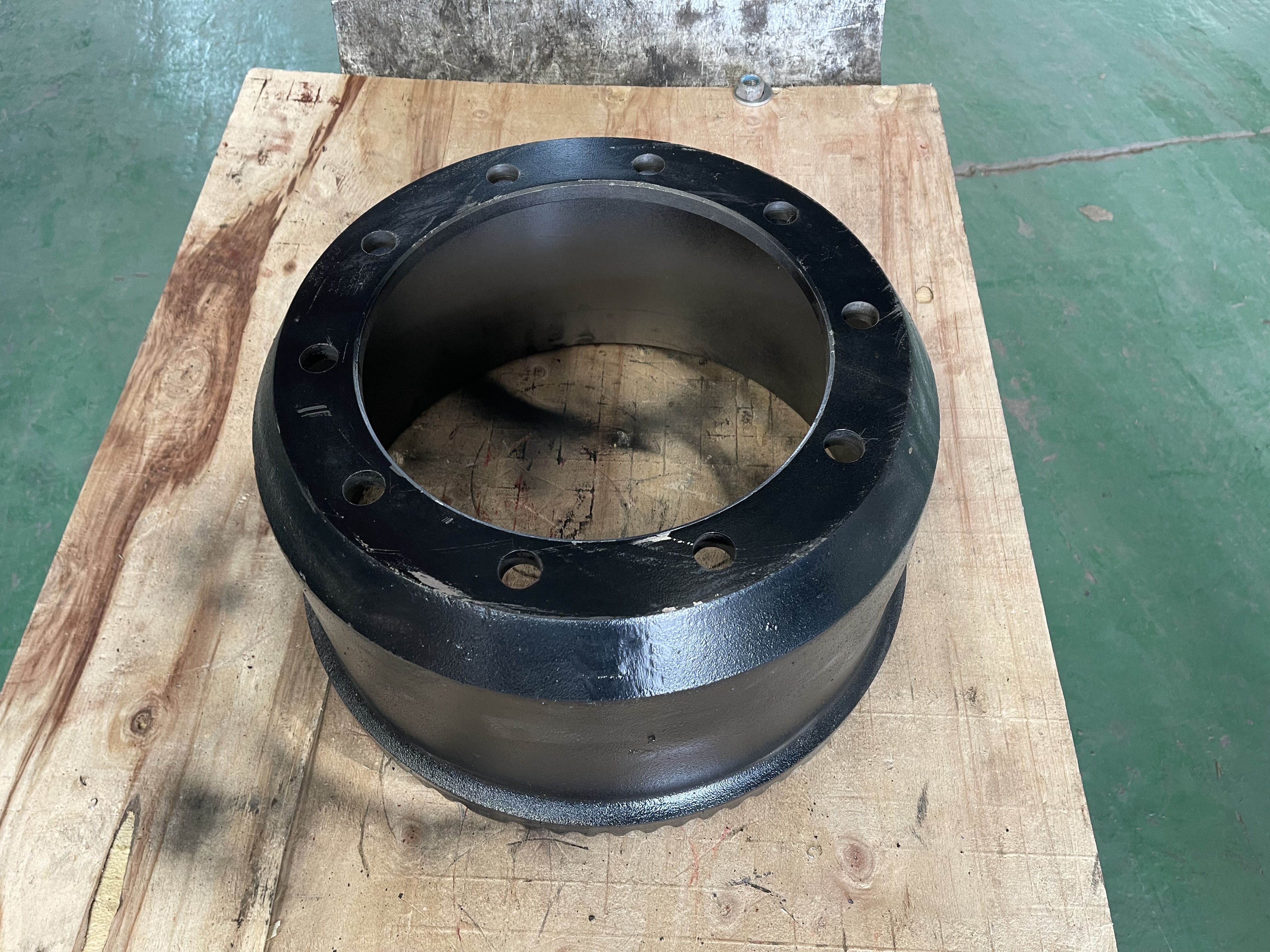 Ensemble axe d'essieu de remorque et tambour de frein &agrave; 6 boulons